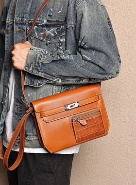 手拿包，金棕色Box拼哑光马鞍色美洲鳄口袋，实拍现货。