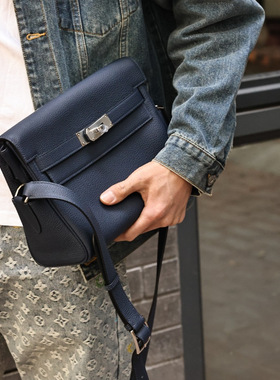 Kelly Messenger小号邮差包，午夜蓝Togo皮，银扣实拍现货