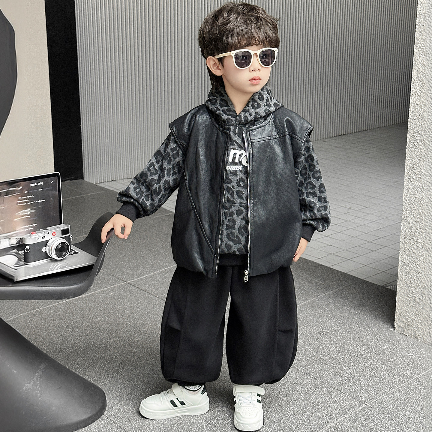 儿童套装2026春秋季新款韩版洋气男童PU皮马甲豹纹连帽卫衣两件套