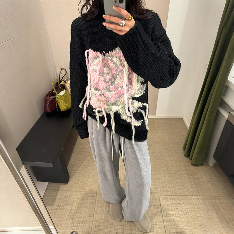 北欧小众 秋冬慵懒设计款玫瑰嵌花线条高领套头街拍毛衣