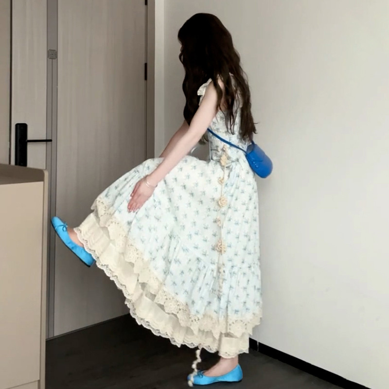 蓝色蕾丝吊带碎花连衣裙