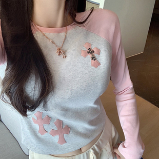 显瘦上衣潮 设计感小众纯欲修身 粉灰皮标十字架长袖 T恤女春秋短款