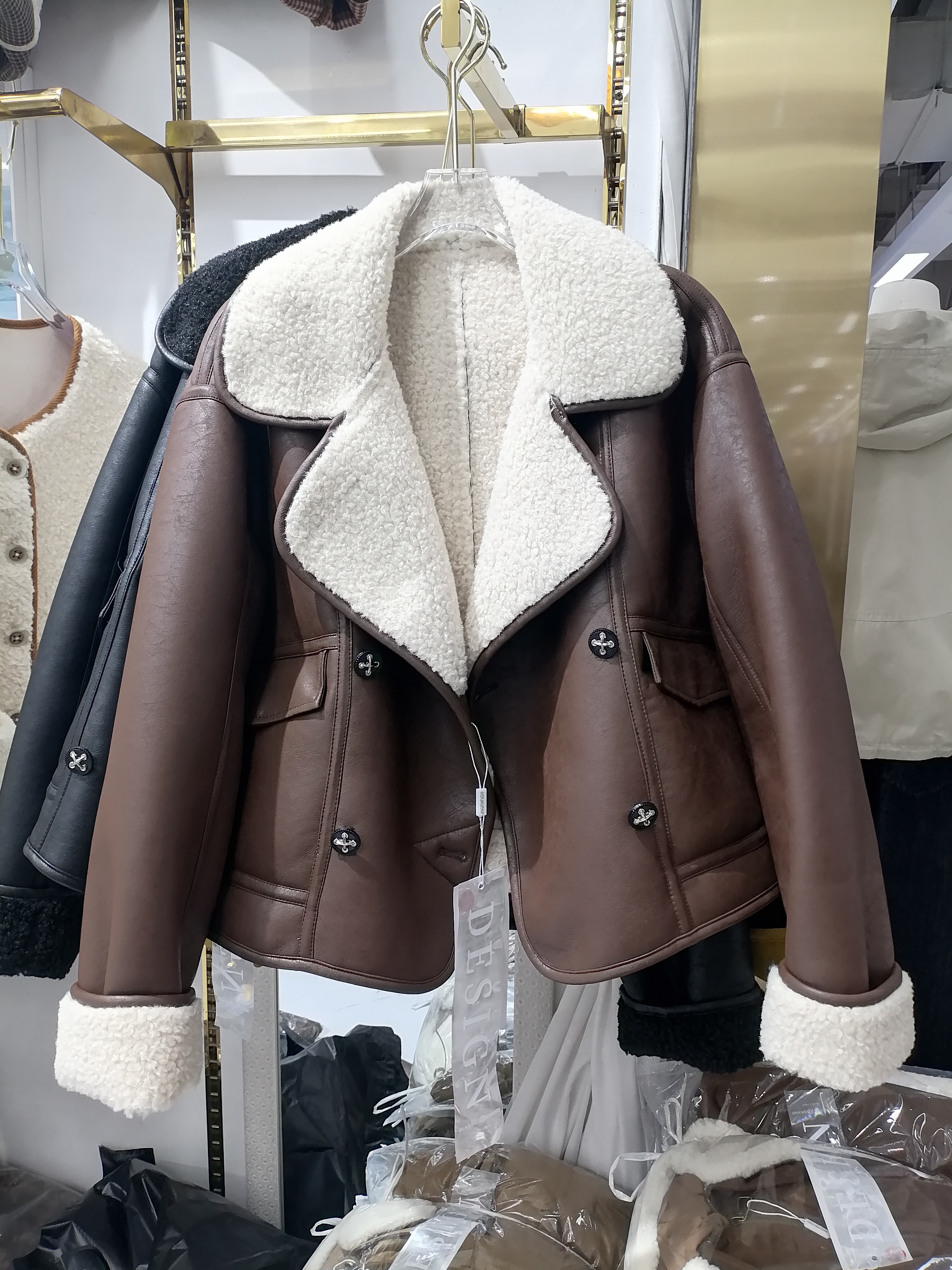 2025秋冬欧韩休闲加绒短外套女翻领宽松百搭小个子保暖皮夹克衫潮