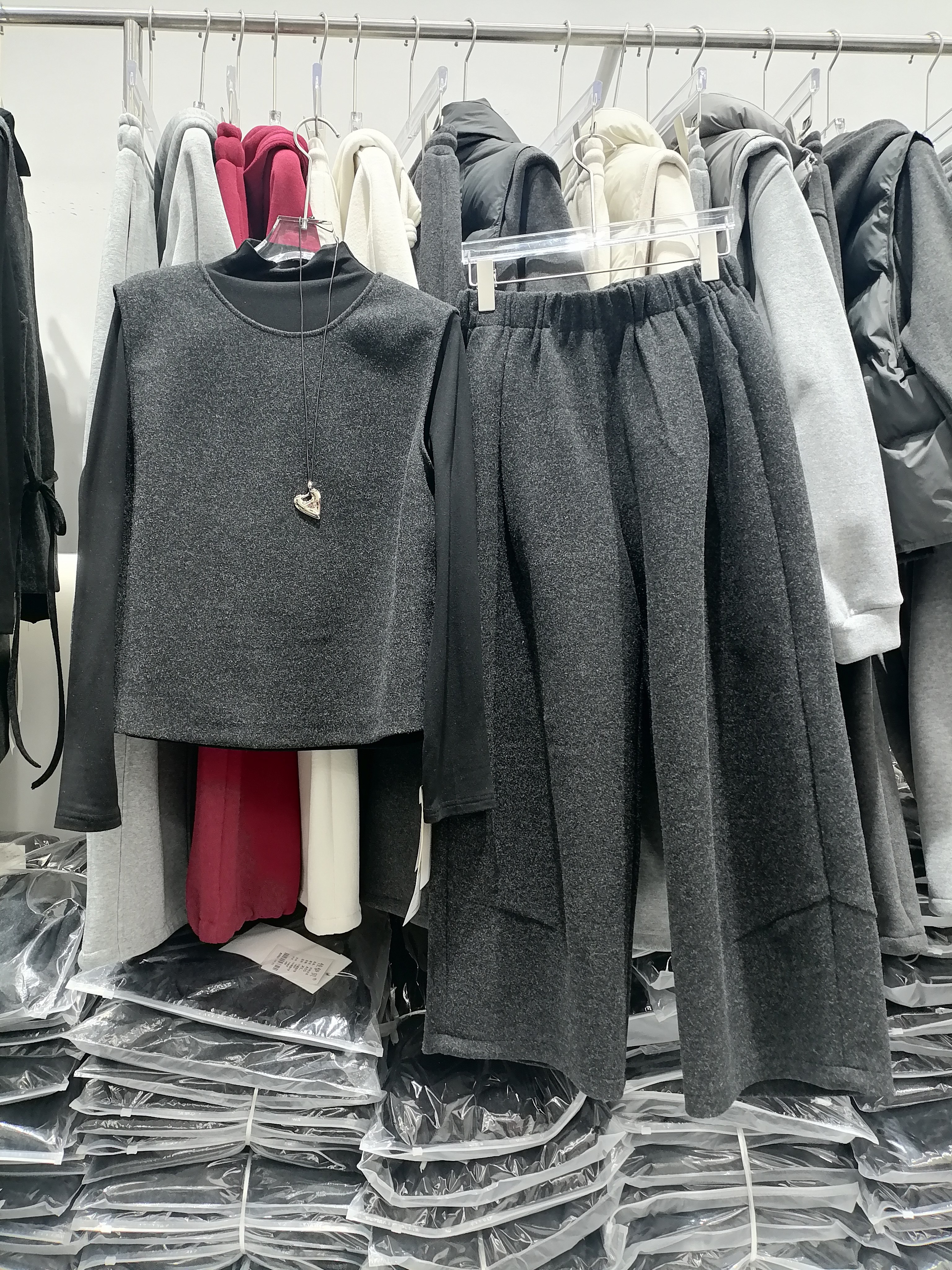 2026冬欧韩时尚套装女无袖坎肩打底衫九分裤洋气时尚百搭三件套裤,女装/女士精品,时尚套装,淘宝优惠券,粉丝福利购,淘宝优惠卷