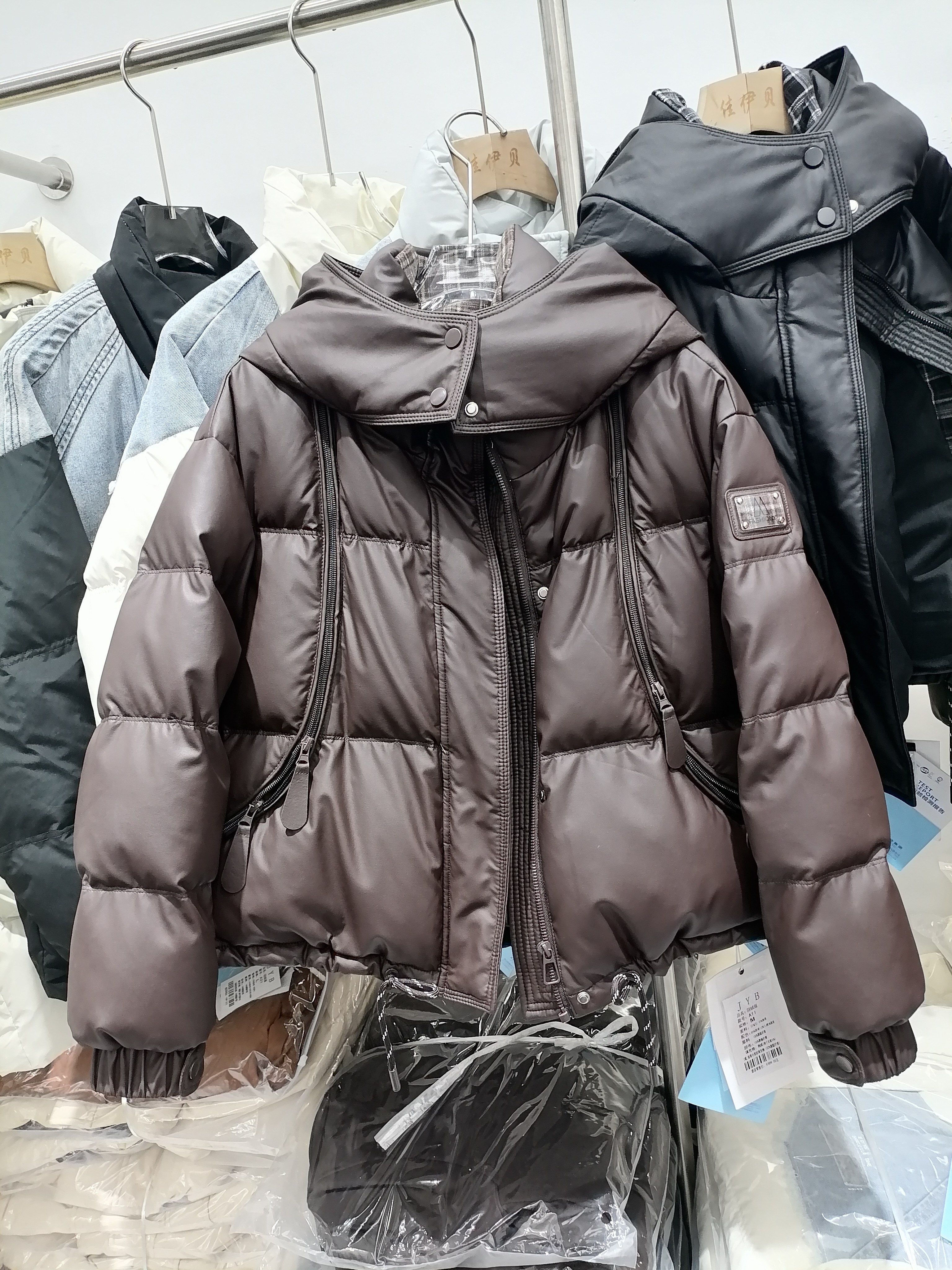 2025冬欧韩休闲蛋白皮白鸭绒羽绒服女连帽宽松小个子保暖短外套潮,女装/女士精品,羽绒服,淘宝优惠券,粉丝福利购,淘宝优惠卷