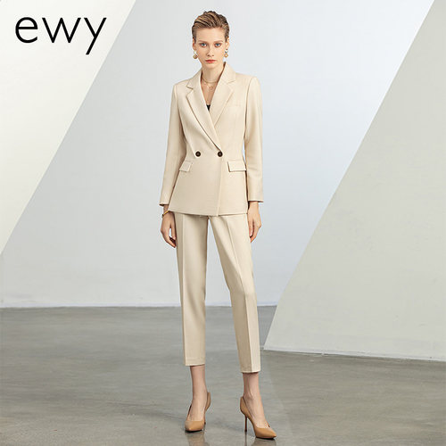 米白色时尚气质洋气职业装