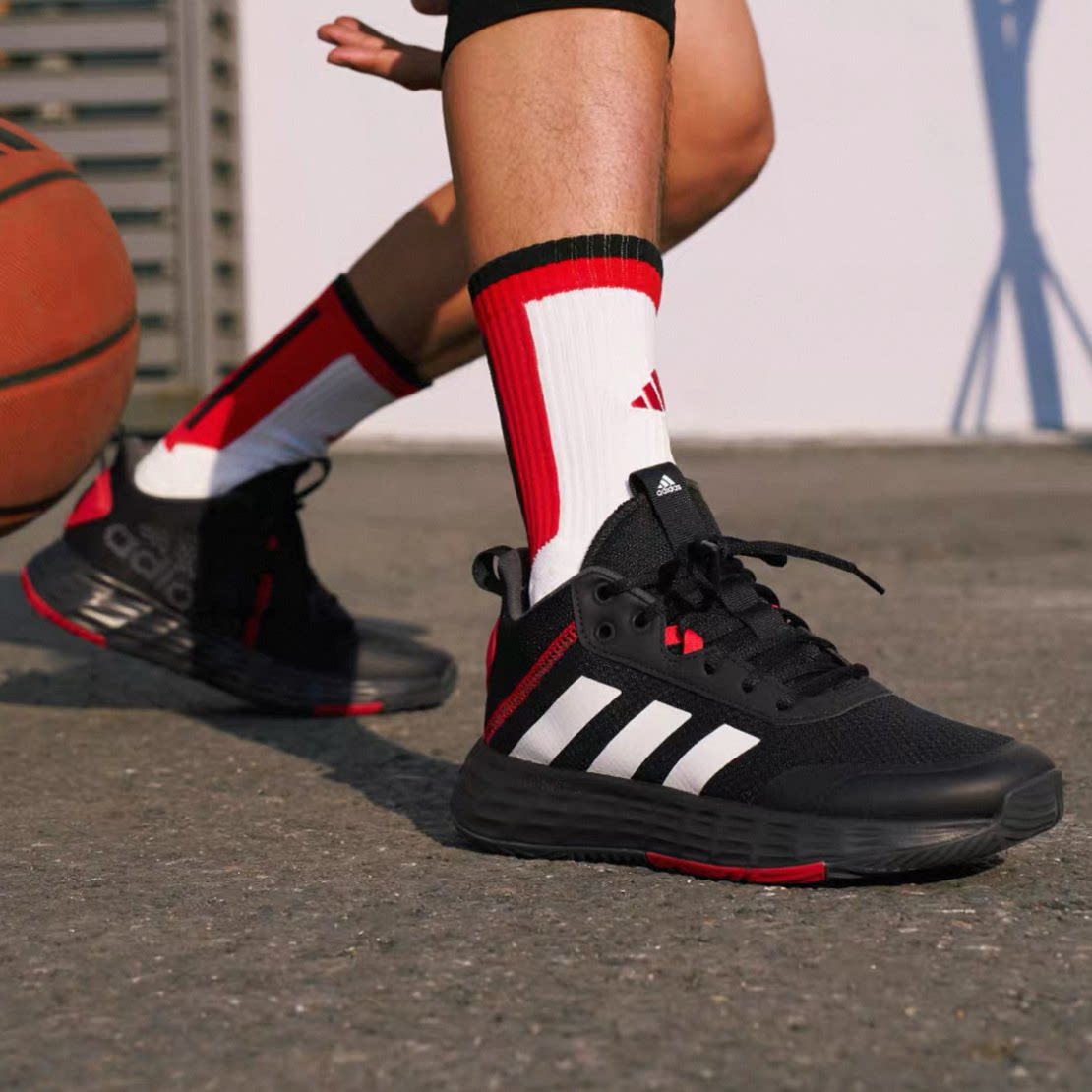 OWNTHEGAME 2.0低帮团队款实战篮球鞋男子adidas阿迪达斯