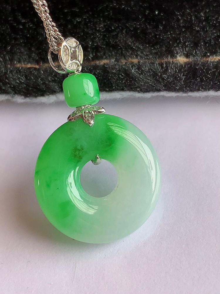 白底青翡翠甜甜圈吊坠 18k金镶嵌飘阳绿平安环挂坠 缅甸玉扣挂件