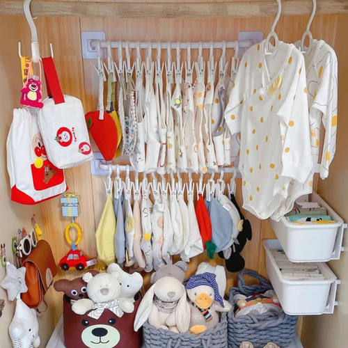 衣柜内宝宝口水巾帽子收纳盒