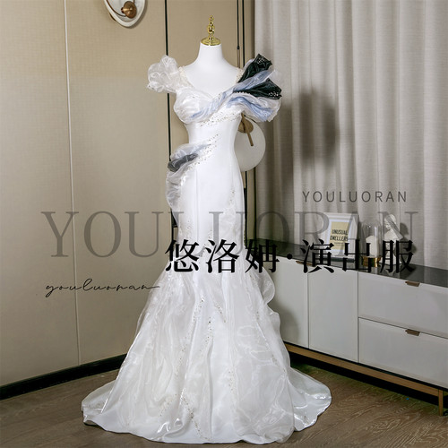 白色民歌独唱礼服鱼尾毕业