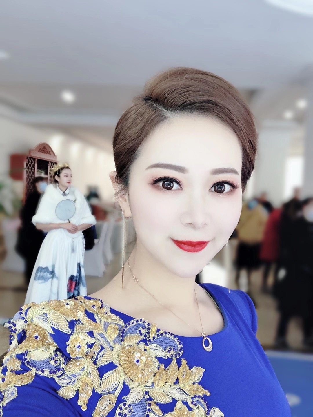 实拍宝蓝色主持人礼服民歌独唱