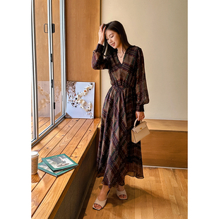 V领收腰格纹连衣裙经典格纹显复古收腰设计勾勒曲线面料舒适通勤