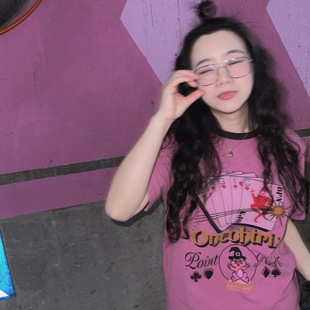 美式复古玫粉树莓红火龙果橡皮粉色扑克牌魔术字母宽松短袖T恤女