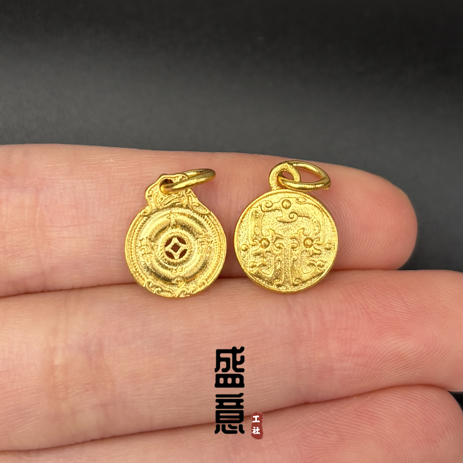 古法24K工艺黄金色八卦罗盘钱币吊坠侧挂手牌子串diy配饰