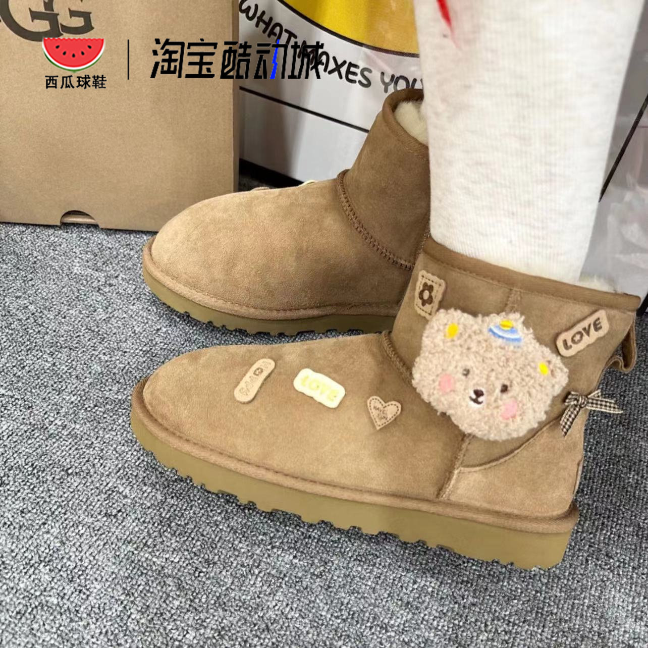 西瓜球鞋定制 UGG CLASSIC MINI 羊皮玩偶蝴蝶结短筒栗色雪地靴