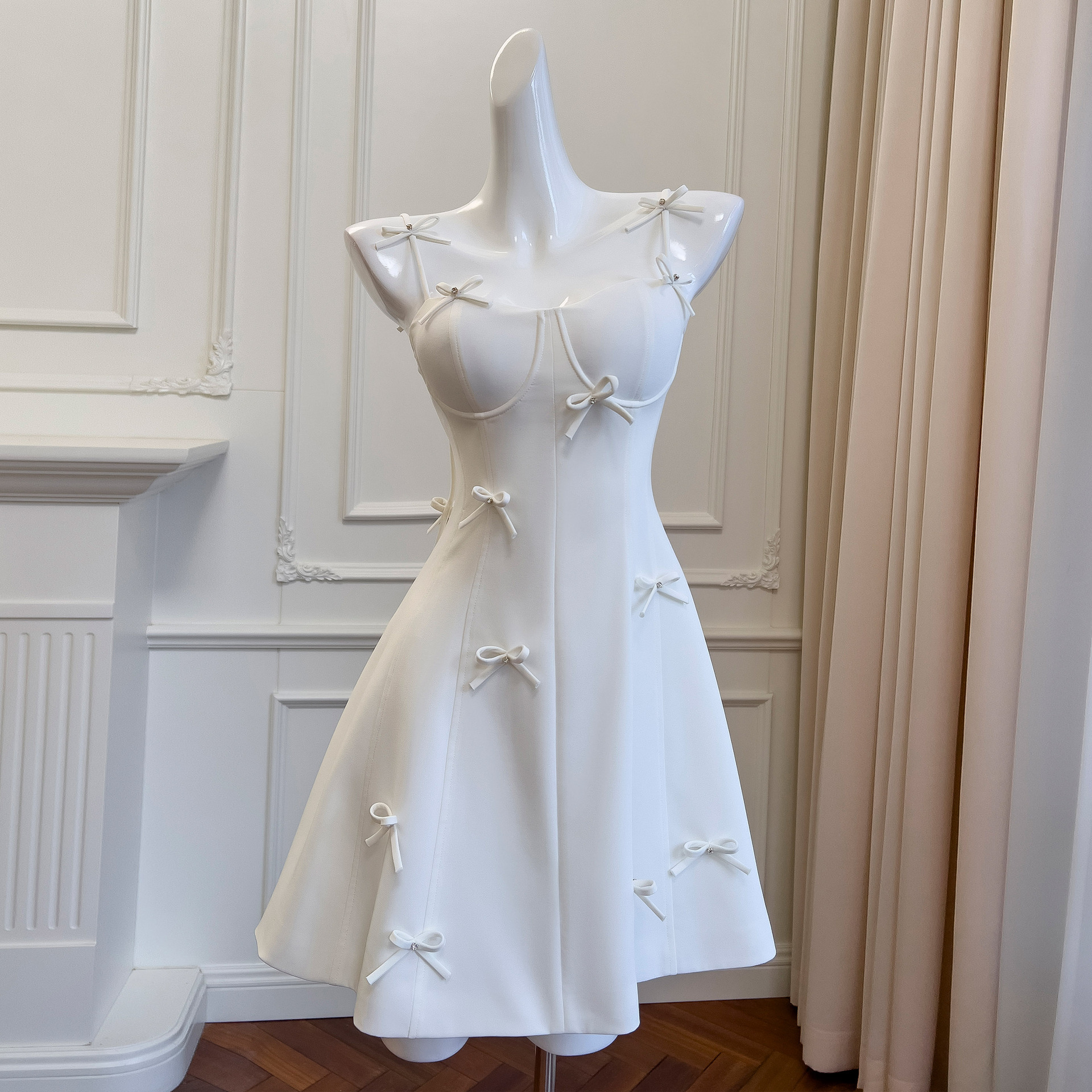 法式白色吊带抹胸短裙法式复古设计感露肩小个子蝴蝶结连衣裙