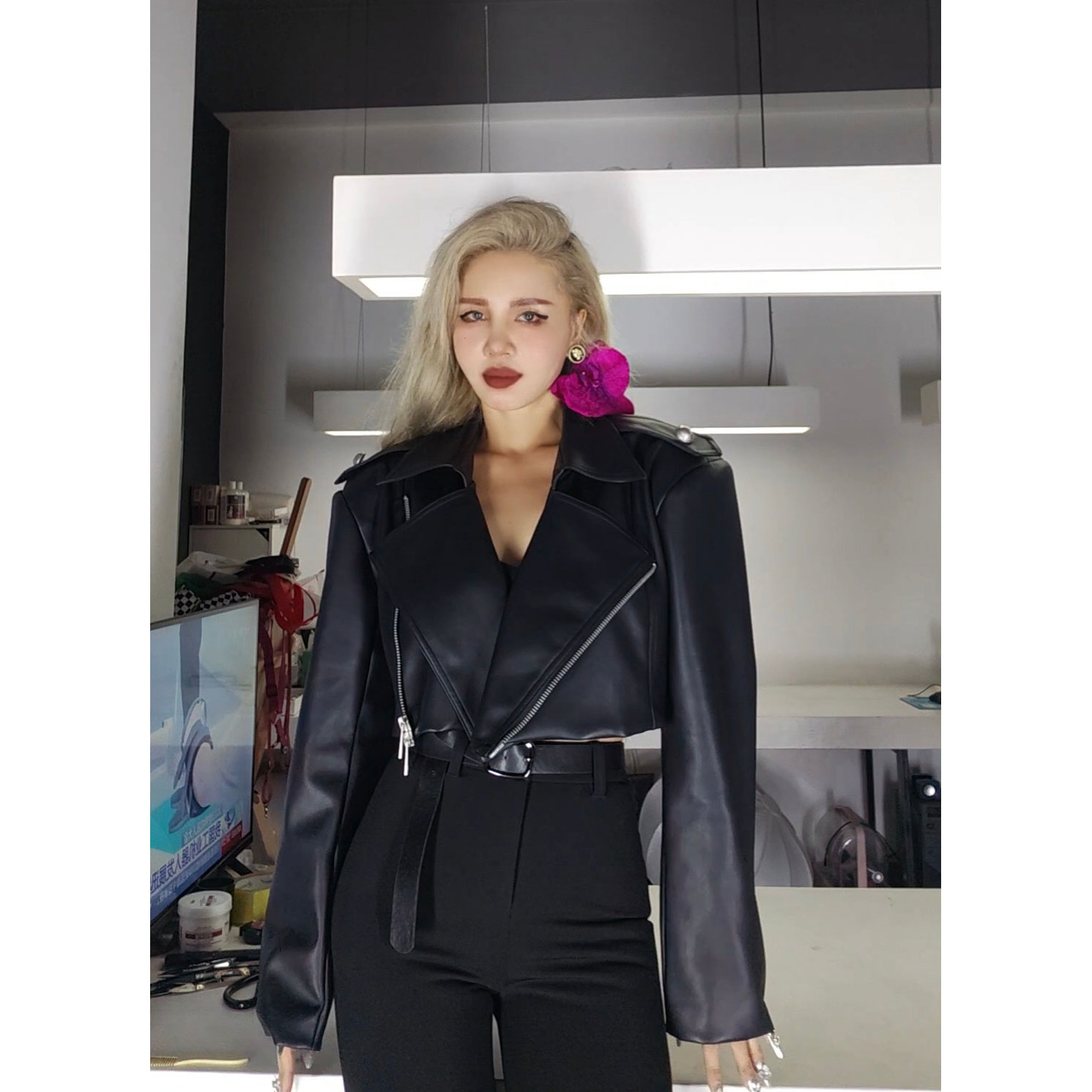 AOAOMISSSHOP鳌鳌家【喇叭裤搭配的上衣】短款PU皮外套宽肩上衣女