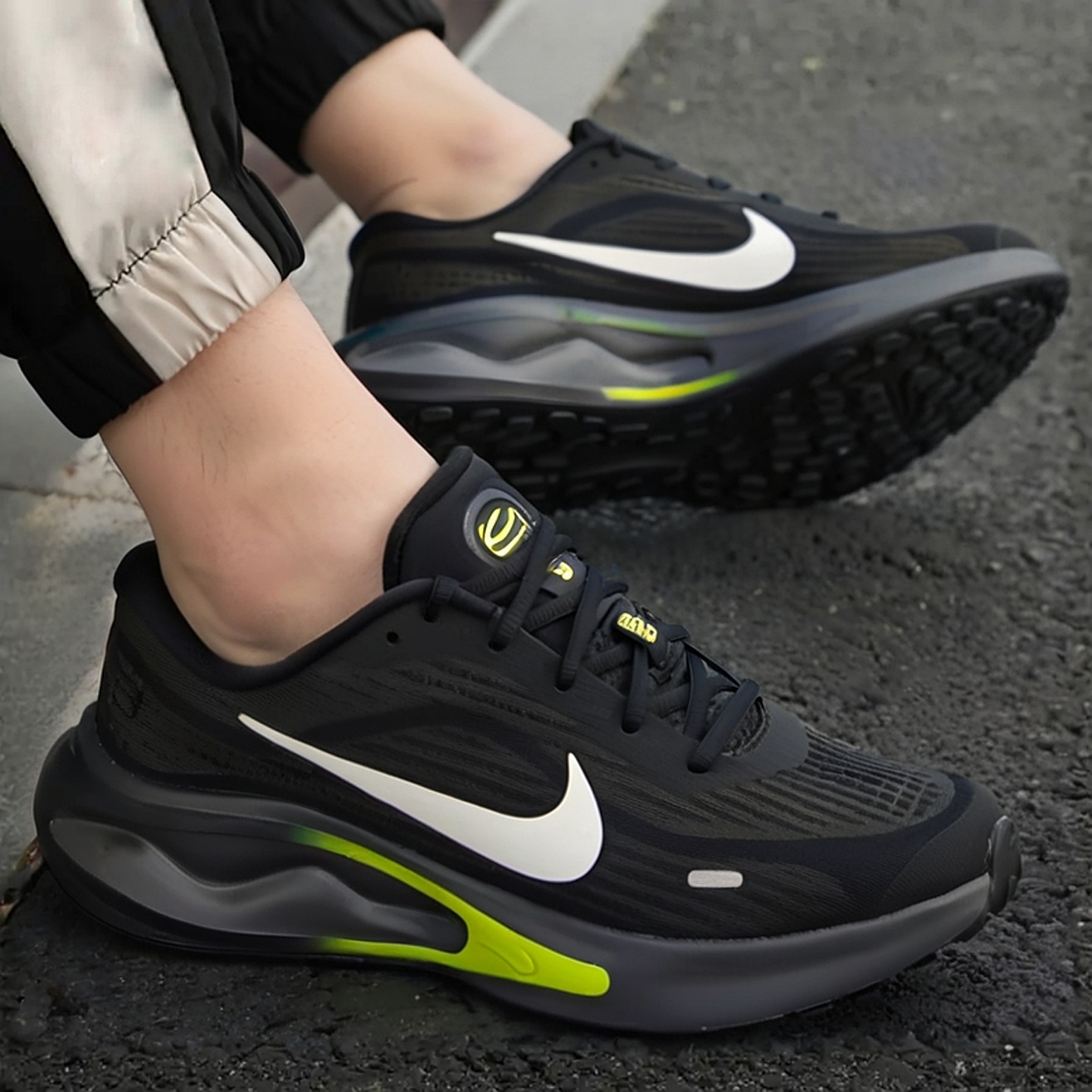 Nike耐克男鞋JOURNEY RUN黑黄色运动鞋缓震轻便跑步鞋FN0228-008