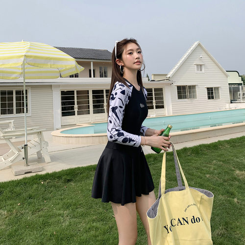 2025新款泳衣连体裙式大码微胖女孩保守遮肚显瘦韩国ins风泡温泉