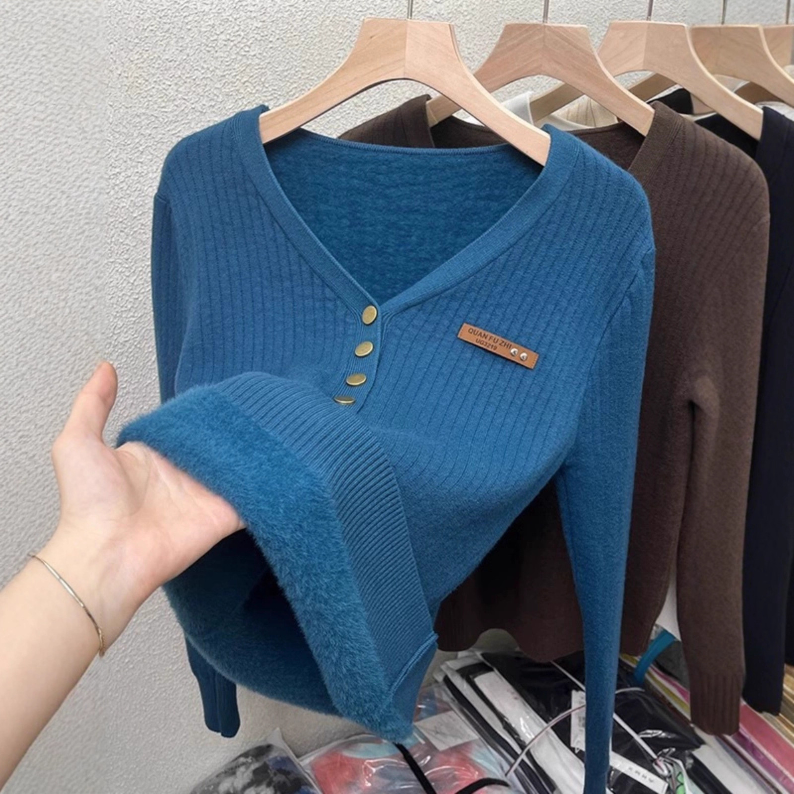 加绒加厚V领毛衣女一体绒爆款打底衫秋冬新款洋气保暖针织衫上衣