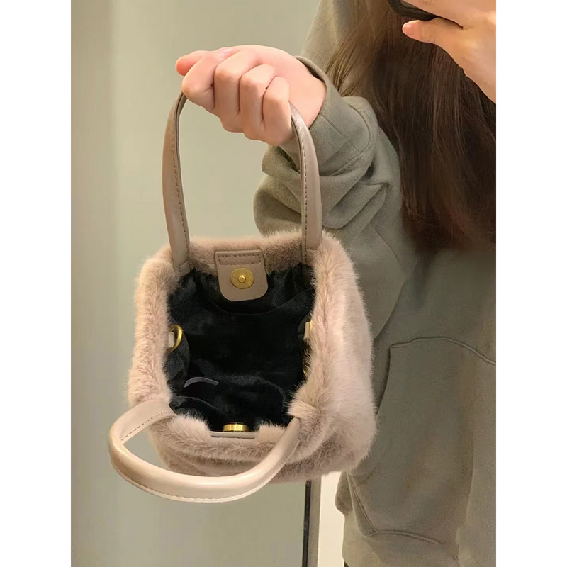 毛绒绒手提小包水桶包单肩斜挎包