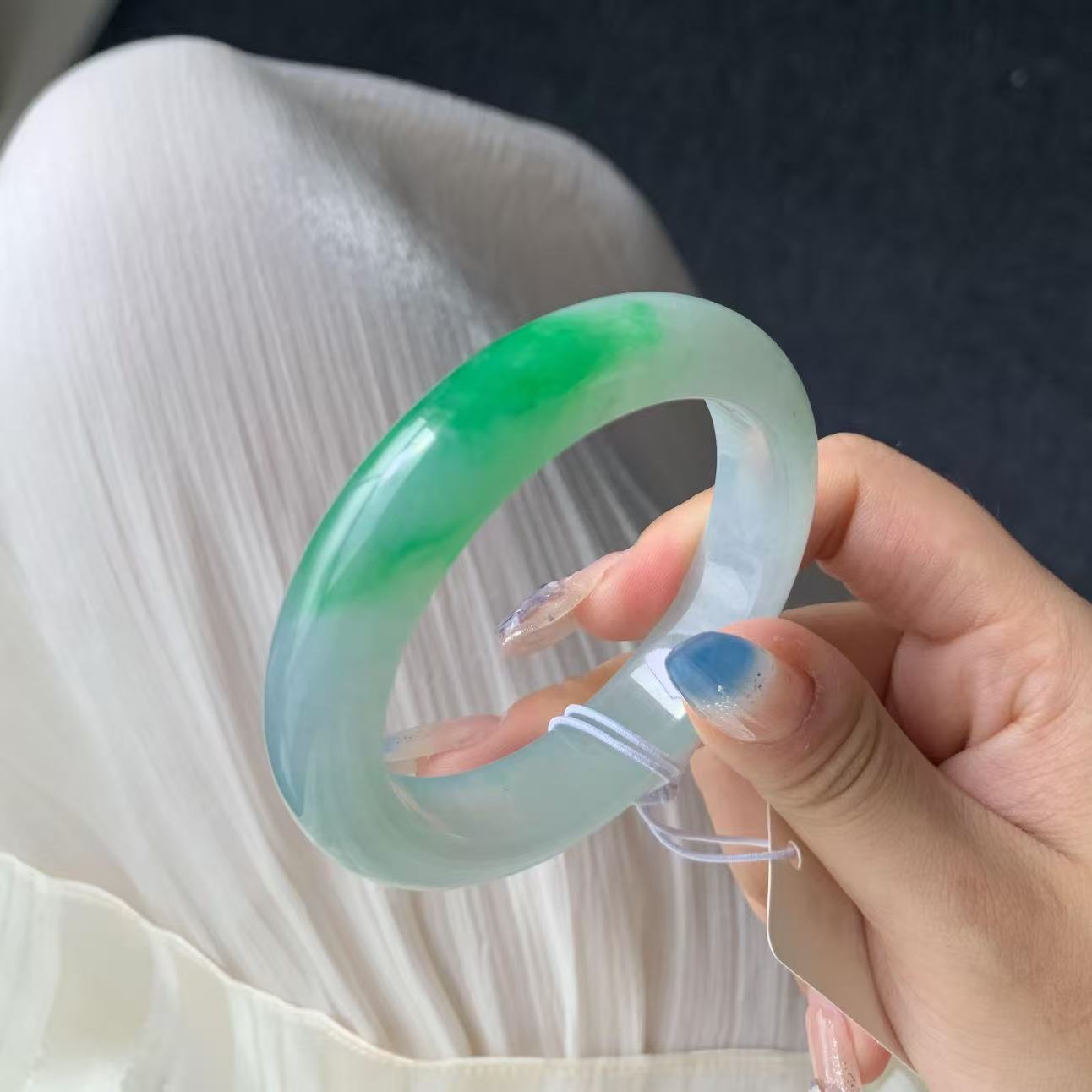 玉长情【青瑶拥瑞】高端缅甸翡翠糯冰种白底青飘花女款玉手镯处理