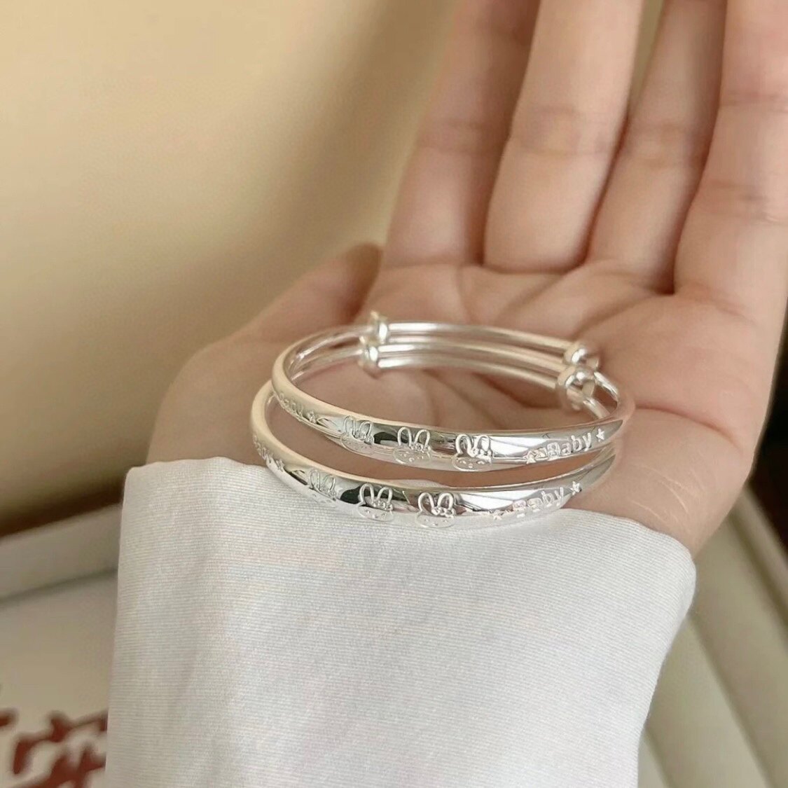 足银999岁岁平安三只小兔子宝宝手镯新生儿童镯本命年礼盒高级品