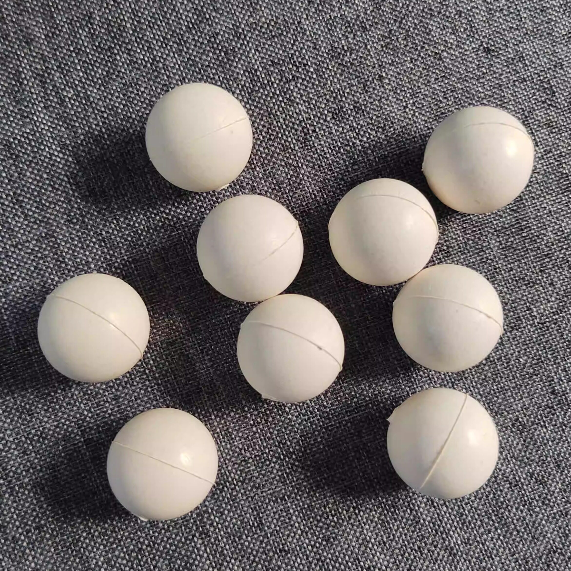 橡胶球实心圆球白色耐磨橡胶弹力球方形摇摆筛清网球40mm35mm