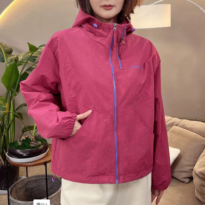 春秋薄款户外冲锋衣女休闲服防风