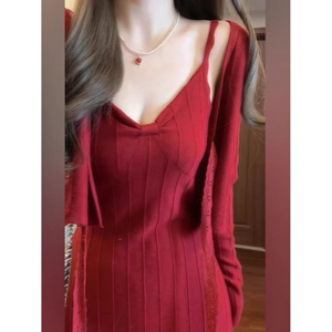 法式红色针织吊带连衣裙女冬季穿搭高级感气质开衫长裙两件套装女