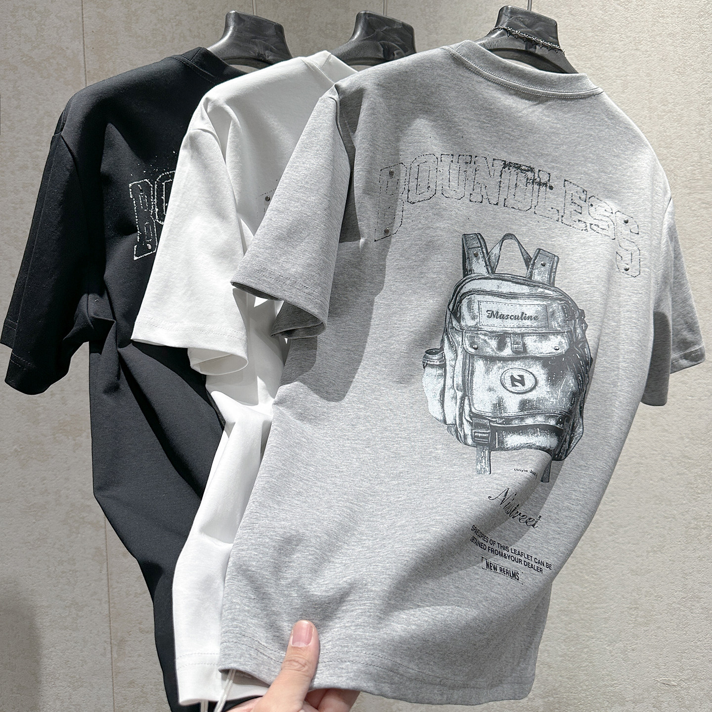 早春新款廓形圆领短袖个性书包印花金属装饰宽松版型潮流百搭T恤