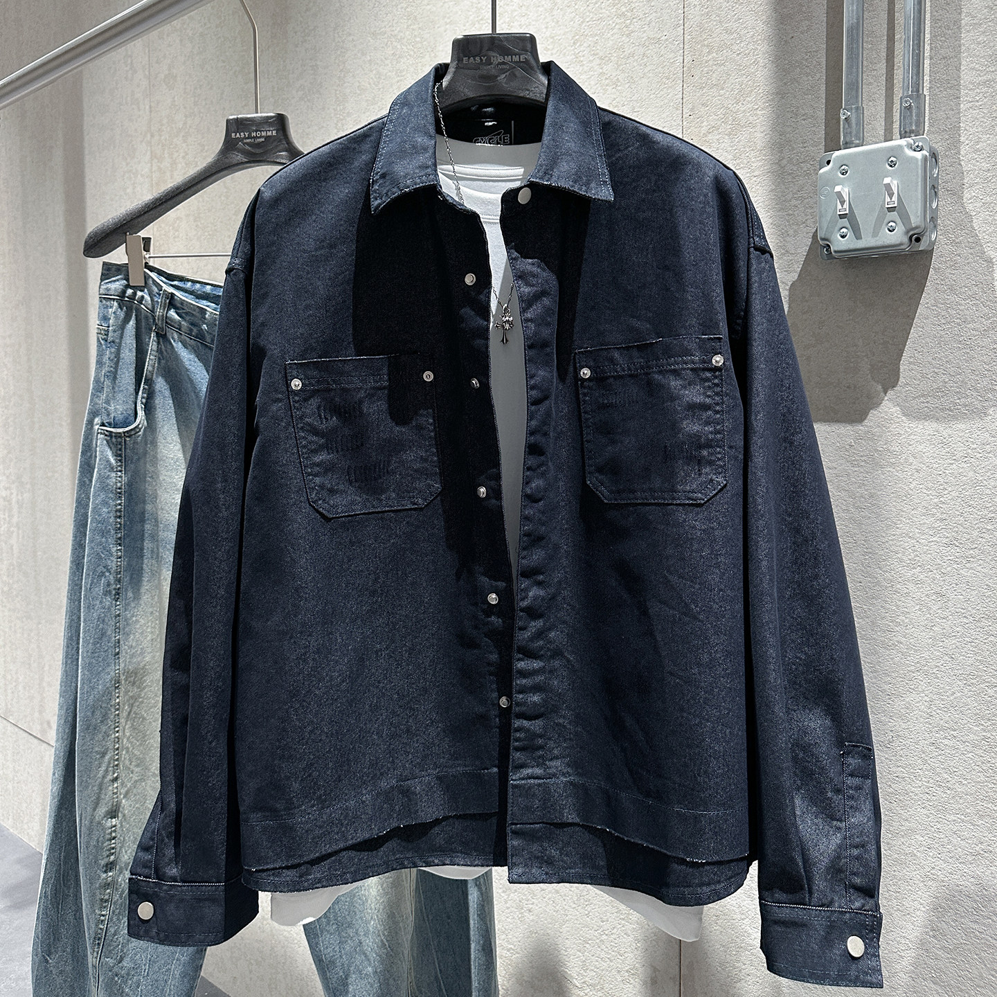 春季新款薄牛仔夹克男士个性立体双贴袋金属铆钉装饰潮流翻领外套