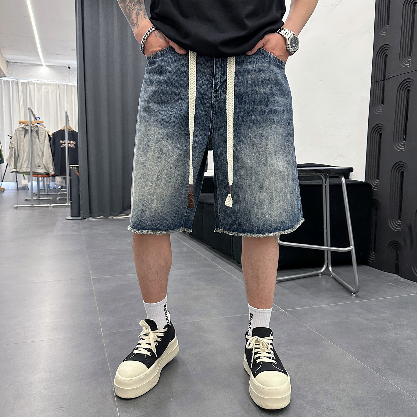 个性裁剪脚口毛边牛仔短裤