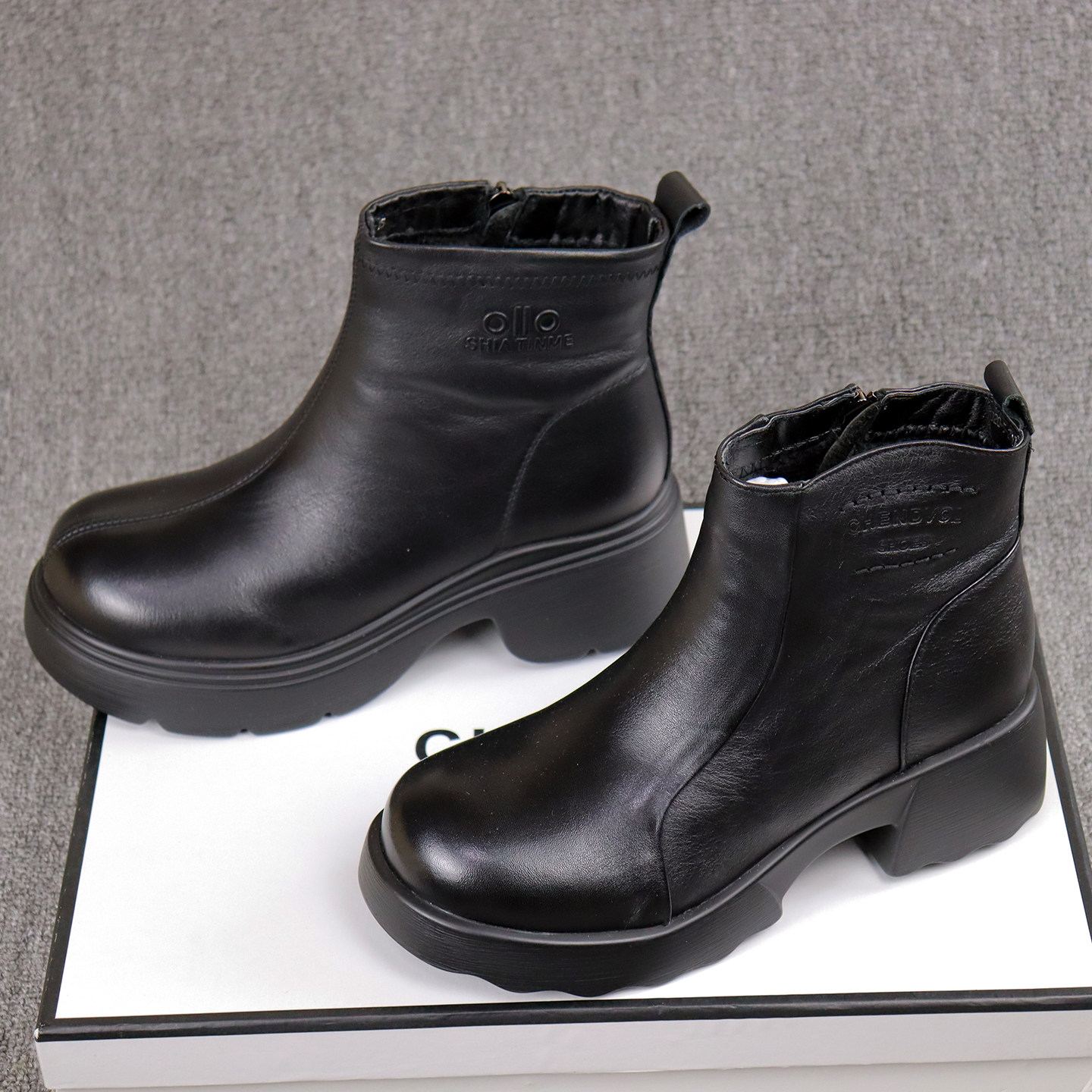 红依利女靴冬季新款牛皮加绒保暖棉靴舒适厚底复古马丁靴英伦短靴