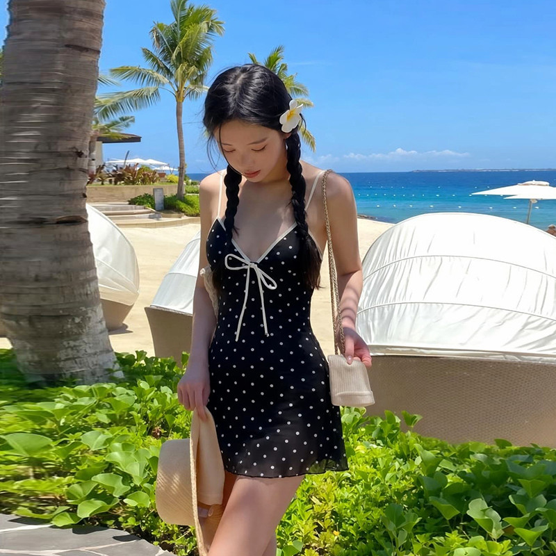 女士绝美小个子连体裙式泳衣度假