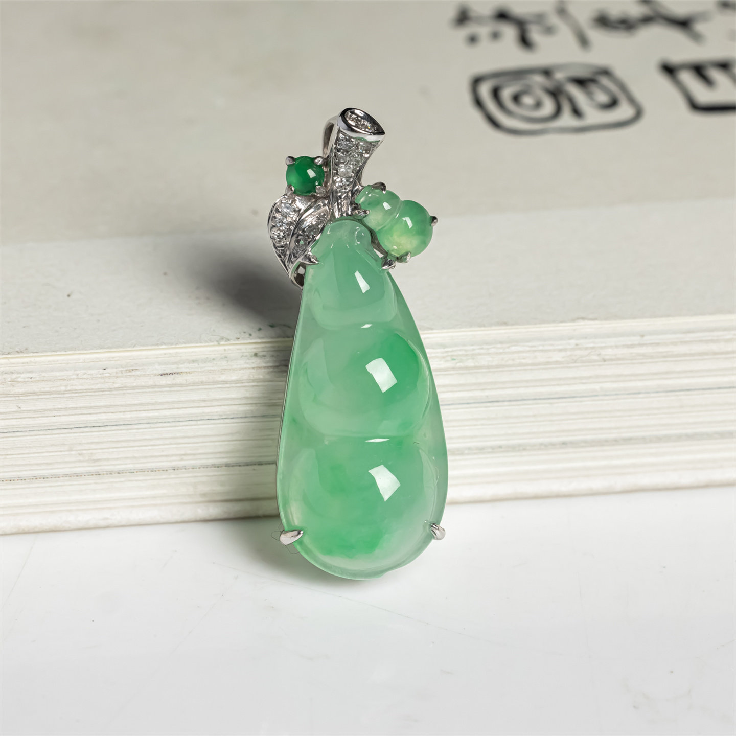 缅甸天然翡翠a货冰种阳绿四季豆吊坠18K冰绿时尚福豆四季平安挂件