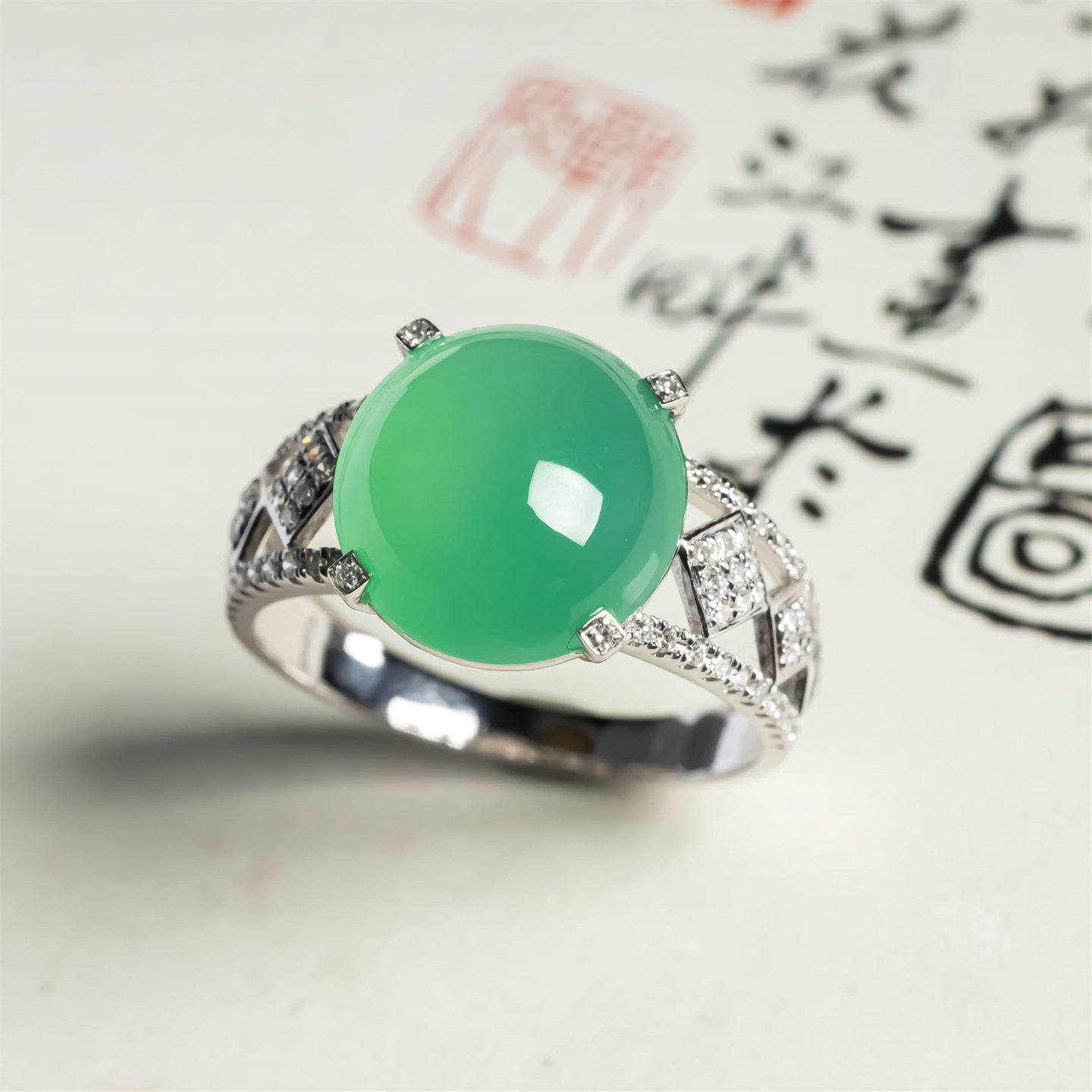 缅甸天然翡翠A货冰种阳绿戒面女款戒指18K冰绿老坑时尚绿蛋面戒指