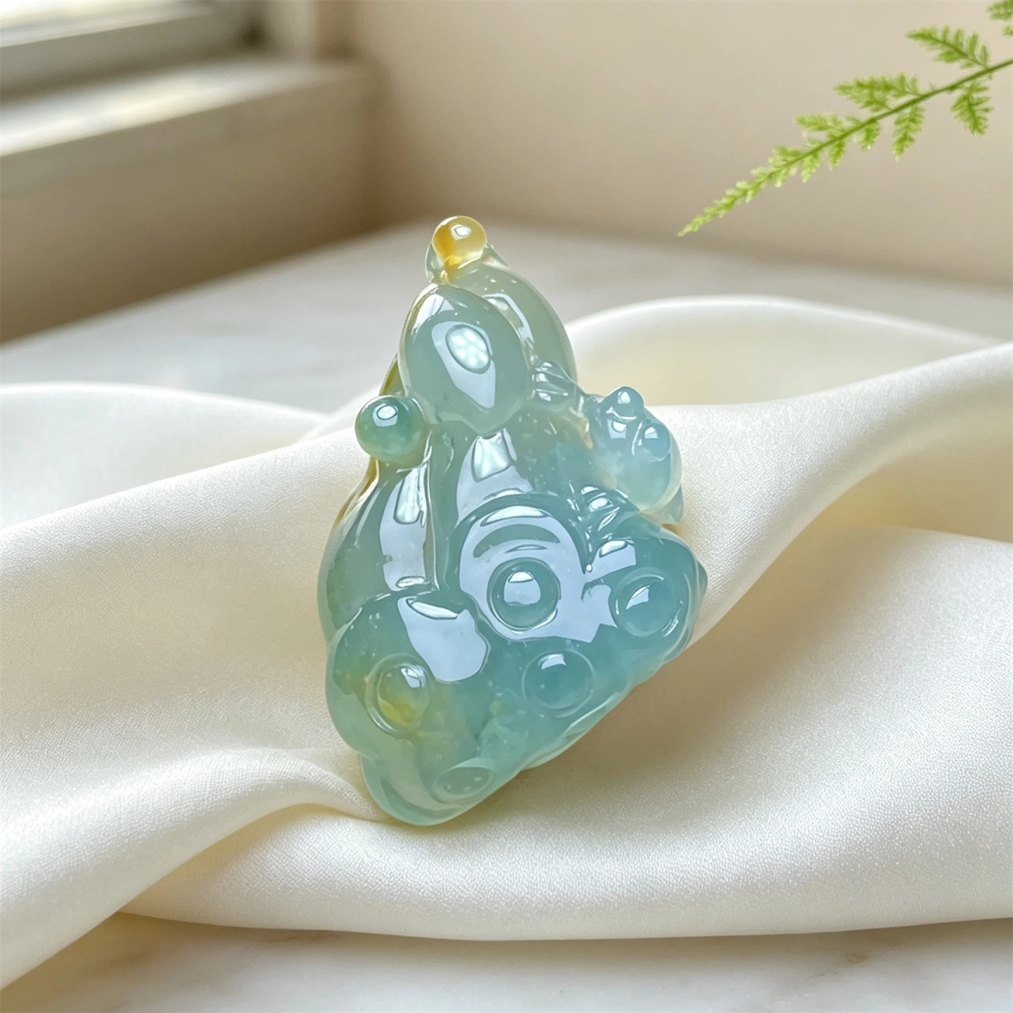 翠贵人冰糯种双彩莲蓬如意吊坠