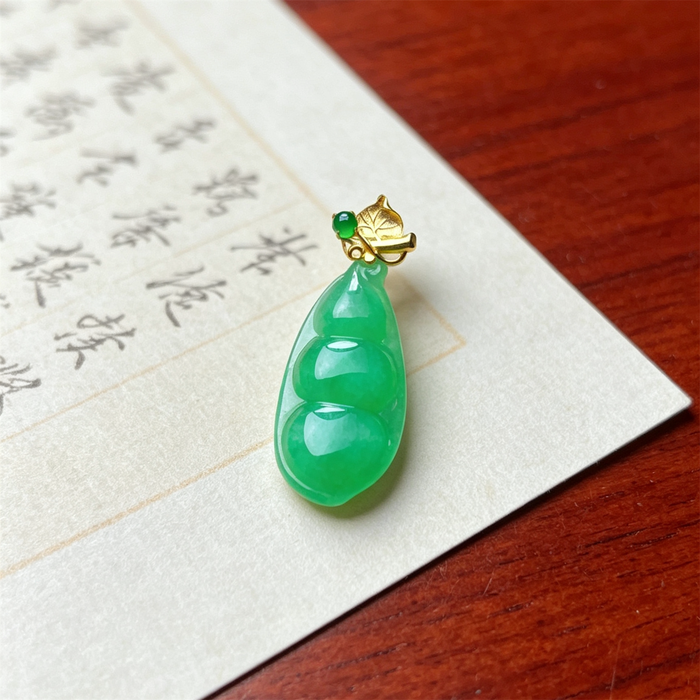 翠贵人18K冰糯种阳绿四季豆吊坠