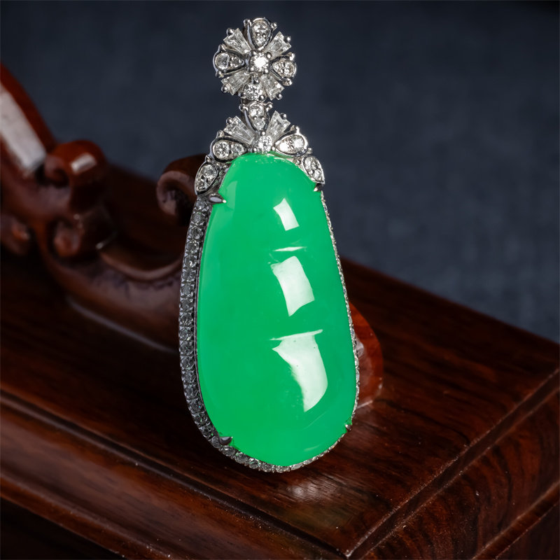 天然翡翠A货老坑冰种阳绿福豆如意吊坠18K高档冰绿四季豆翡翠挂件