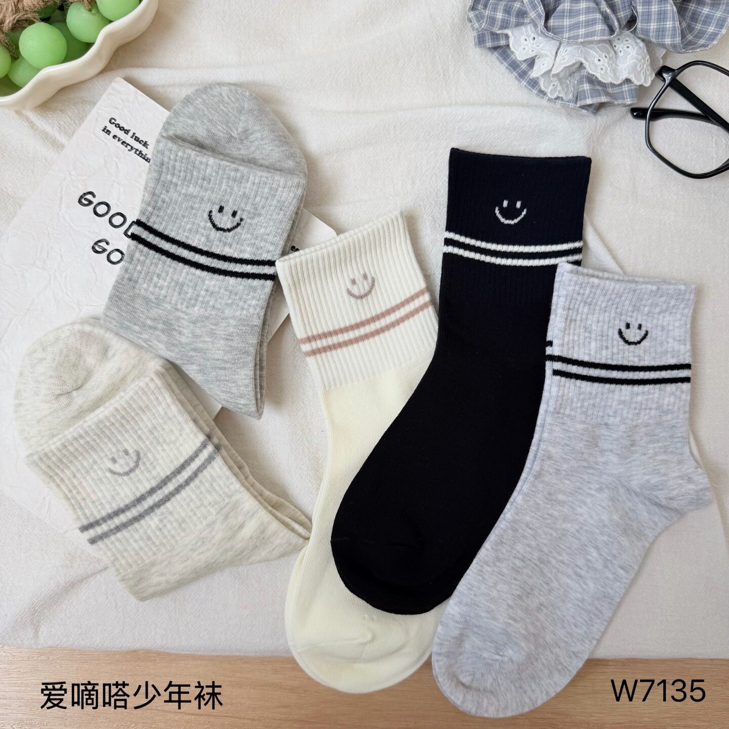 爱嘀嗒青少年袜子秋冬季韩版女中大童学院风黑白灰笑脸运动中筒袜