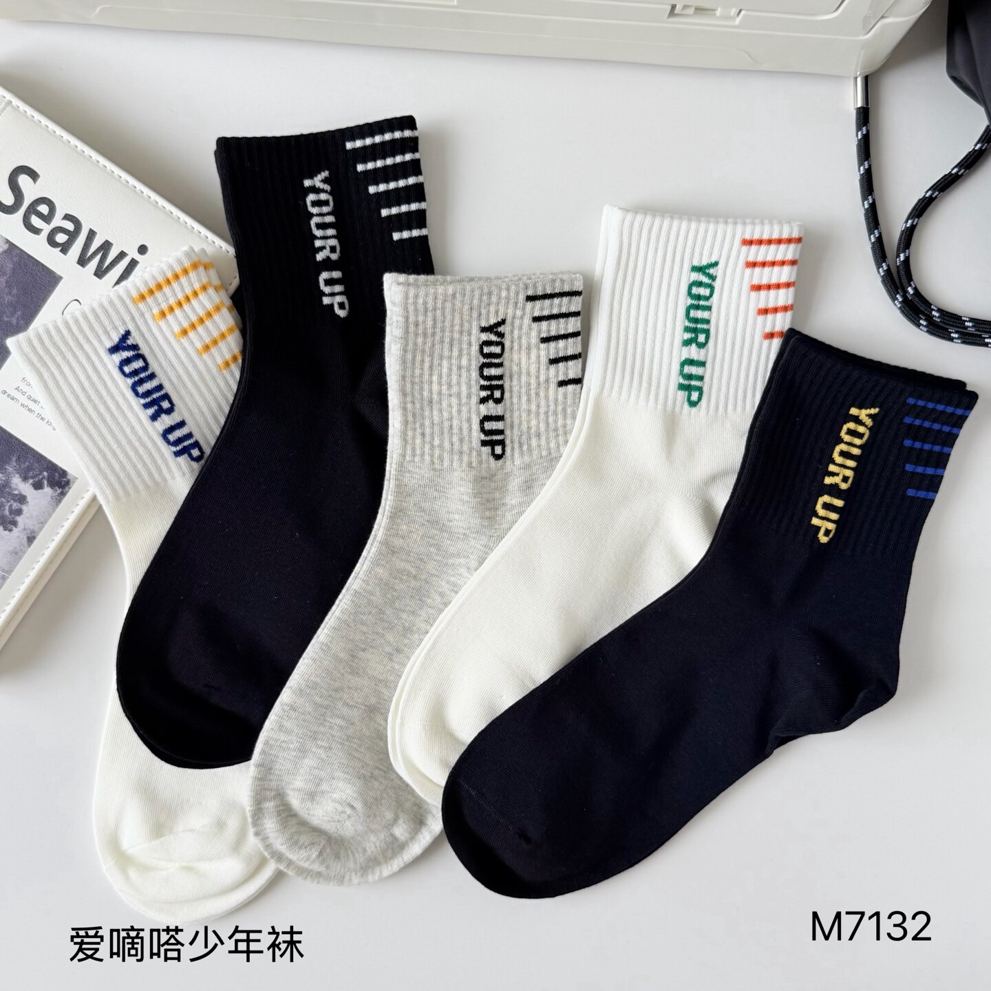 爱嘀嗒青少年袜子秋冬季精梳棉韩版学院风黑白灰字母男大童中筒袜