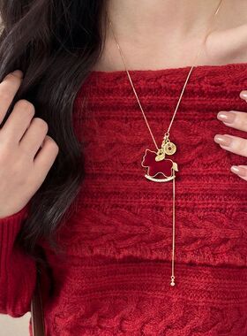 新年红色小马吊坠项链女设计感高级感长款毛衣链百搭本命年配饰潮