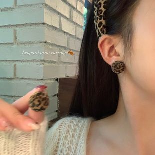 复古美拉德丝绒豹纹圆球耳钉女轻奢小众高级感气质耳环独特耳饰