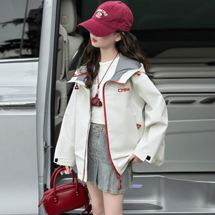 女童冲锋衣外套春秋连帽休闲2026新款中大童洋气时尚夹克上衣风衣