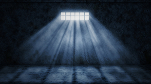 江姐牢房阴暗阴森牢狱牢笼囚犯关押看守所高清LED大屏幕舞台图片