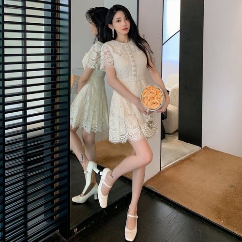象牙白甜美短袖娃娃领蕾丝连衣裙