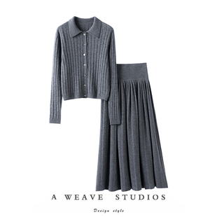 SAQINI高端气质感100%纯山羊绒翻领坑条针织上衣 百褶裙套装