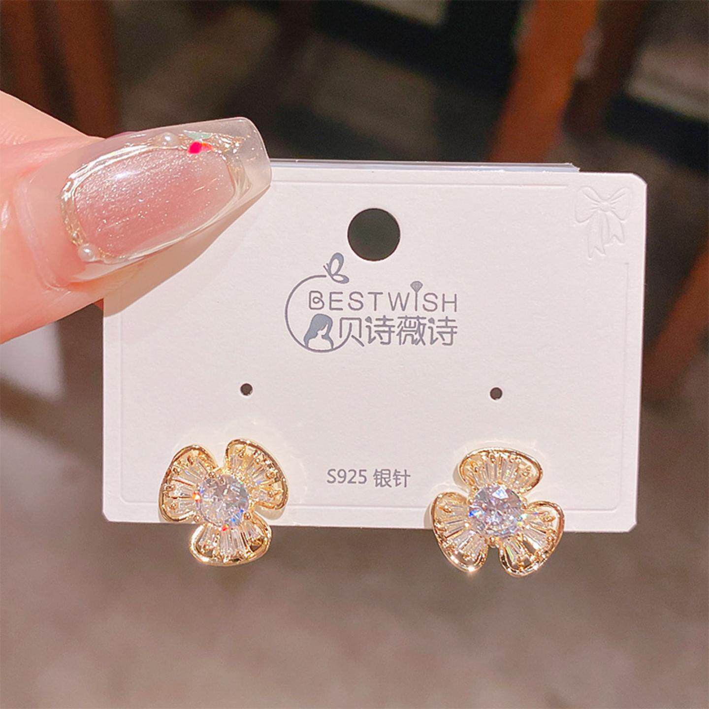 新品精致银针金色锆石三瓣花朵