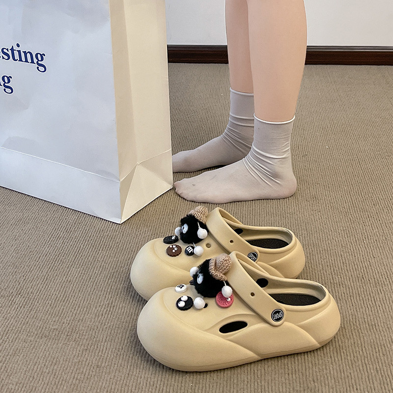 包头洞洞鞋女夏季外穿2026新款可爱煤球厚底增高踩屎感沙滩凉拖鞋
